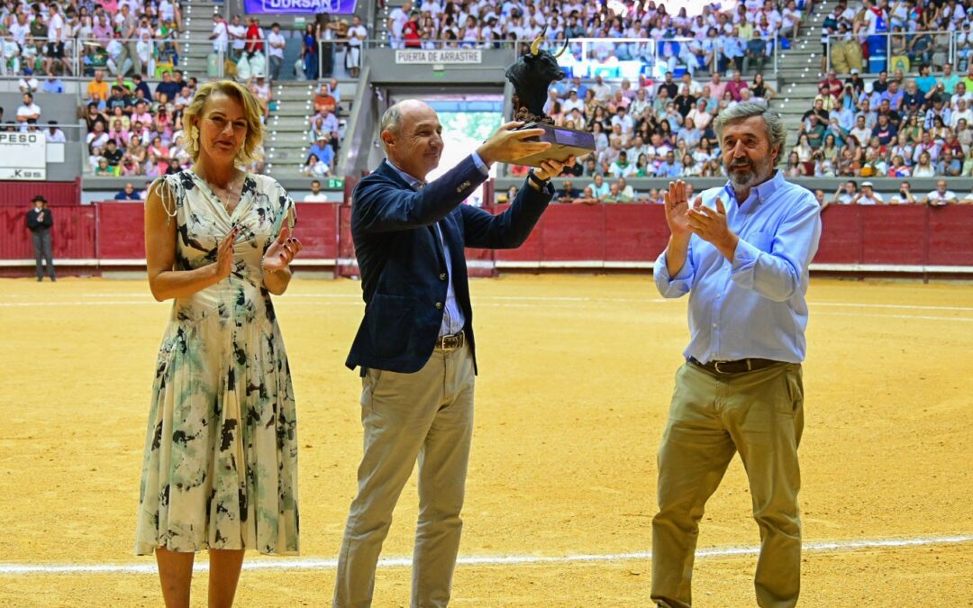 Juan Pedro domecq recoge el premio del Colegio de Veterinarios de Burgos al Toro Más Bravo de la Feria de San Pedro 2025